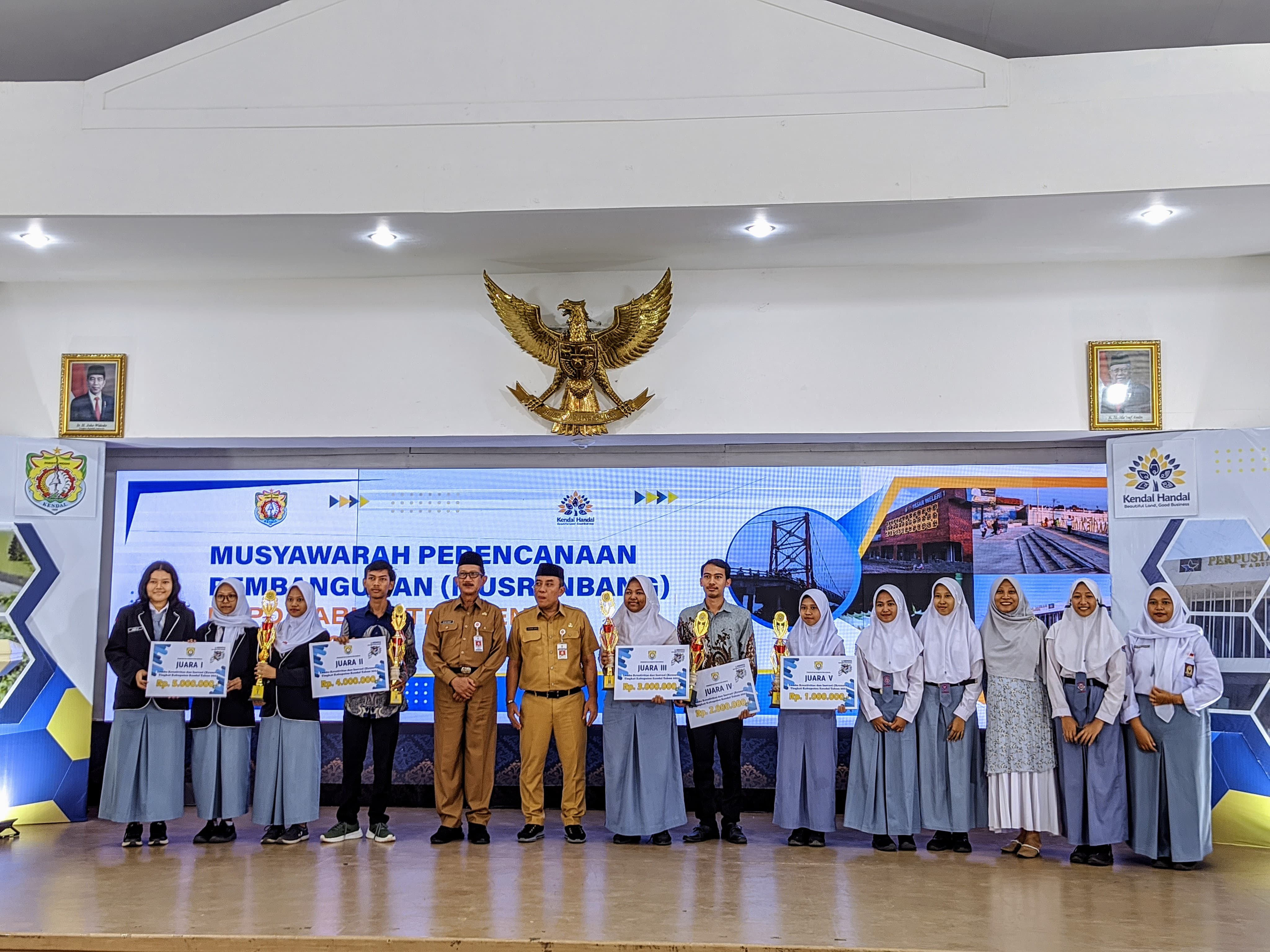 PENYERAHAN HADIAH